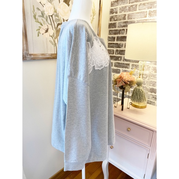 NWT {Crown & Ivy} Appliqué Sweatshirt - Picture 4 of 8